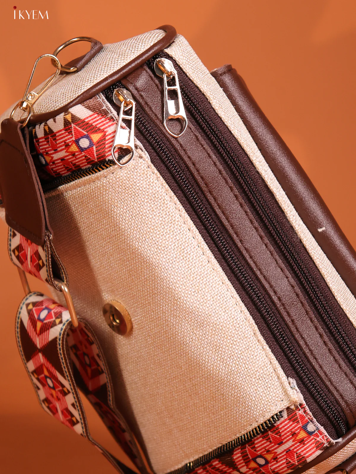 Jacquard Geometric Patten sling Bag with 3 Compartments -White with Red - KD26616 - Image 3