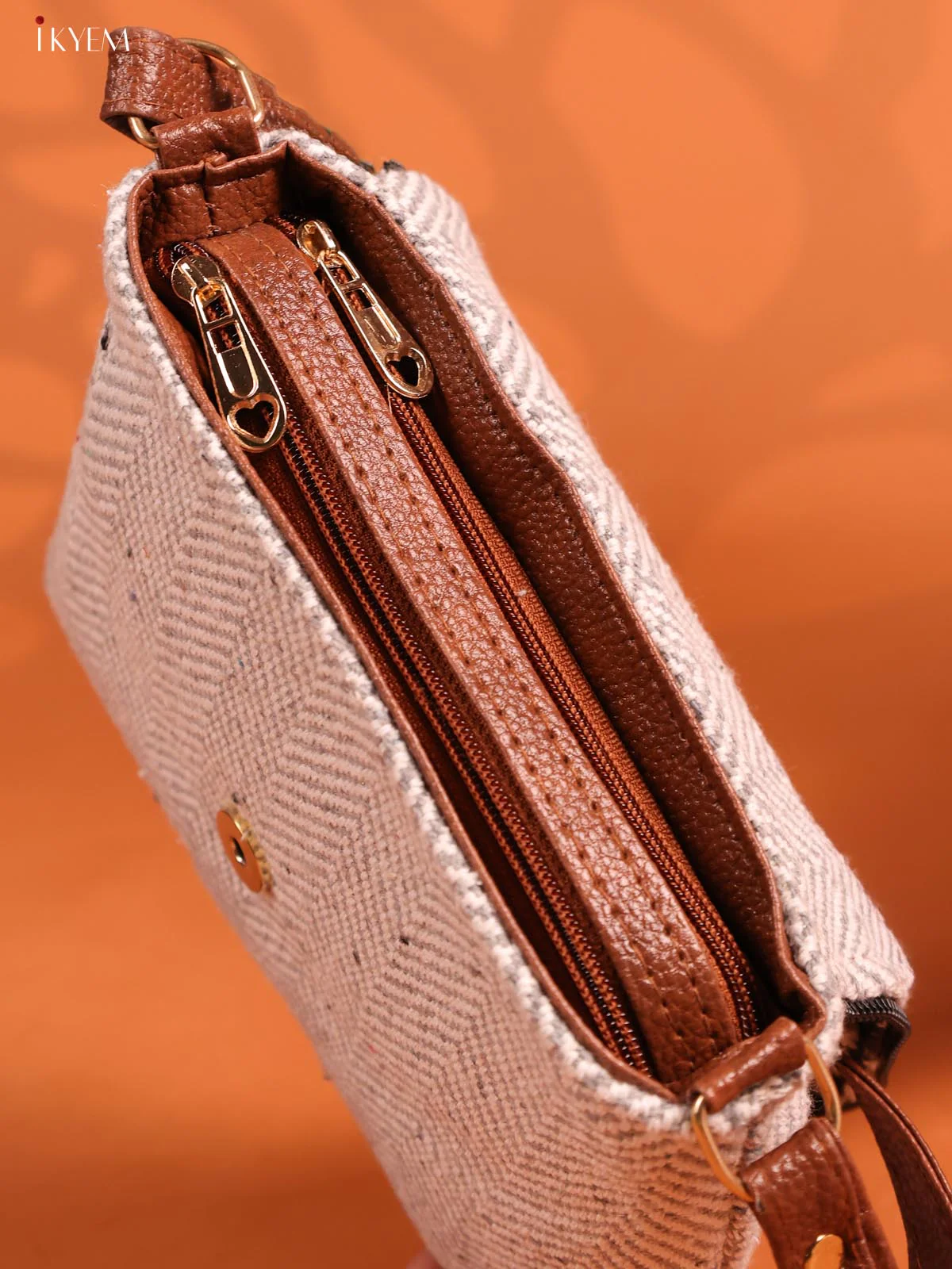 jacquard Leather Sling bag with Printed Flap - Grey - KD26927 - Image 5