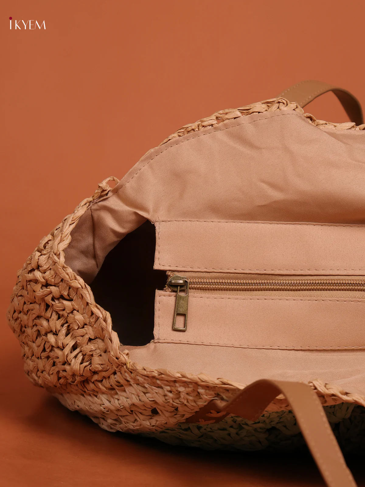 Round Beach Shoulder Bag with zipper - Image 3