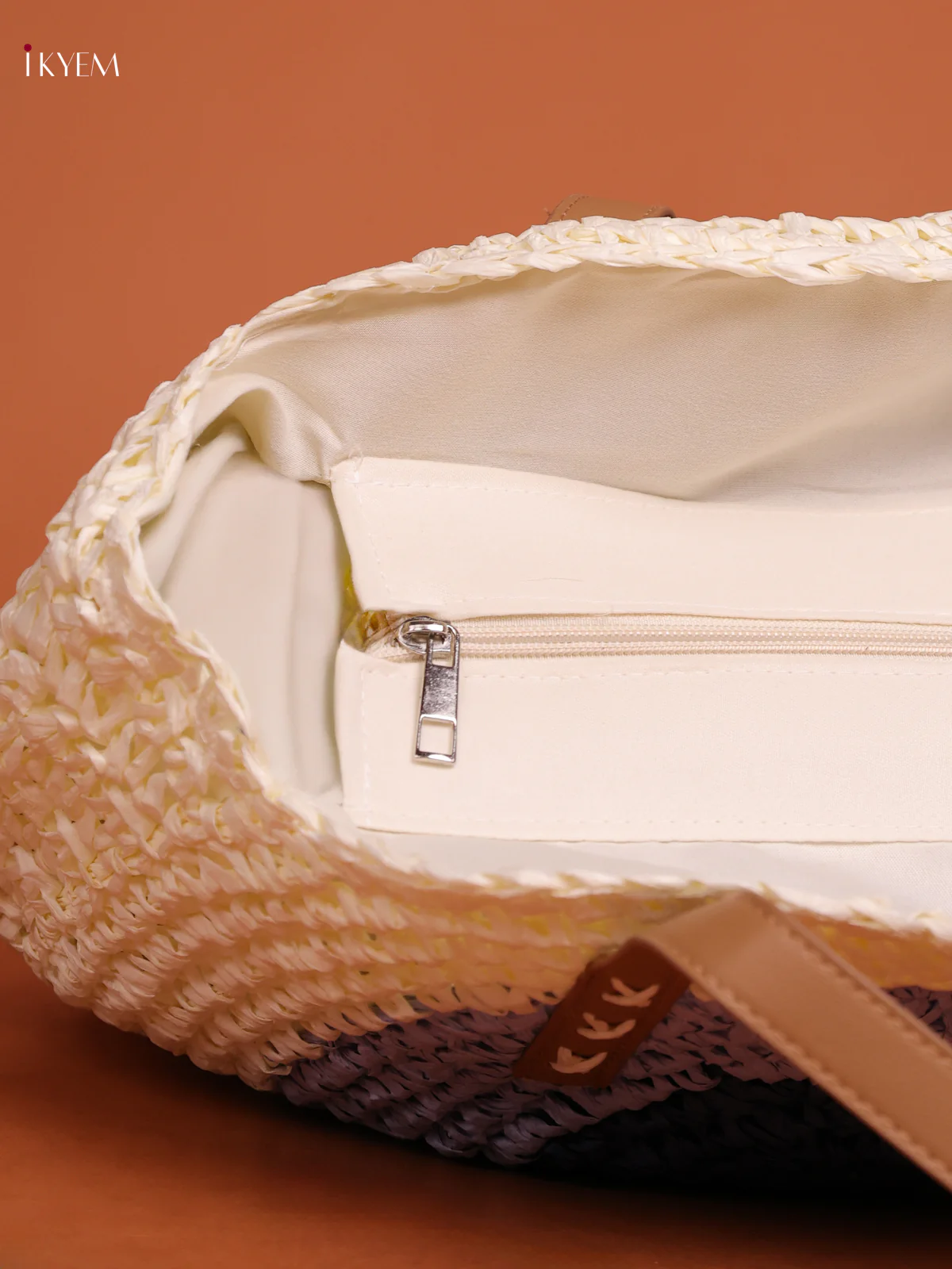 Round Beach Shoulder Bag with zipper - Image 3