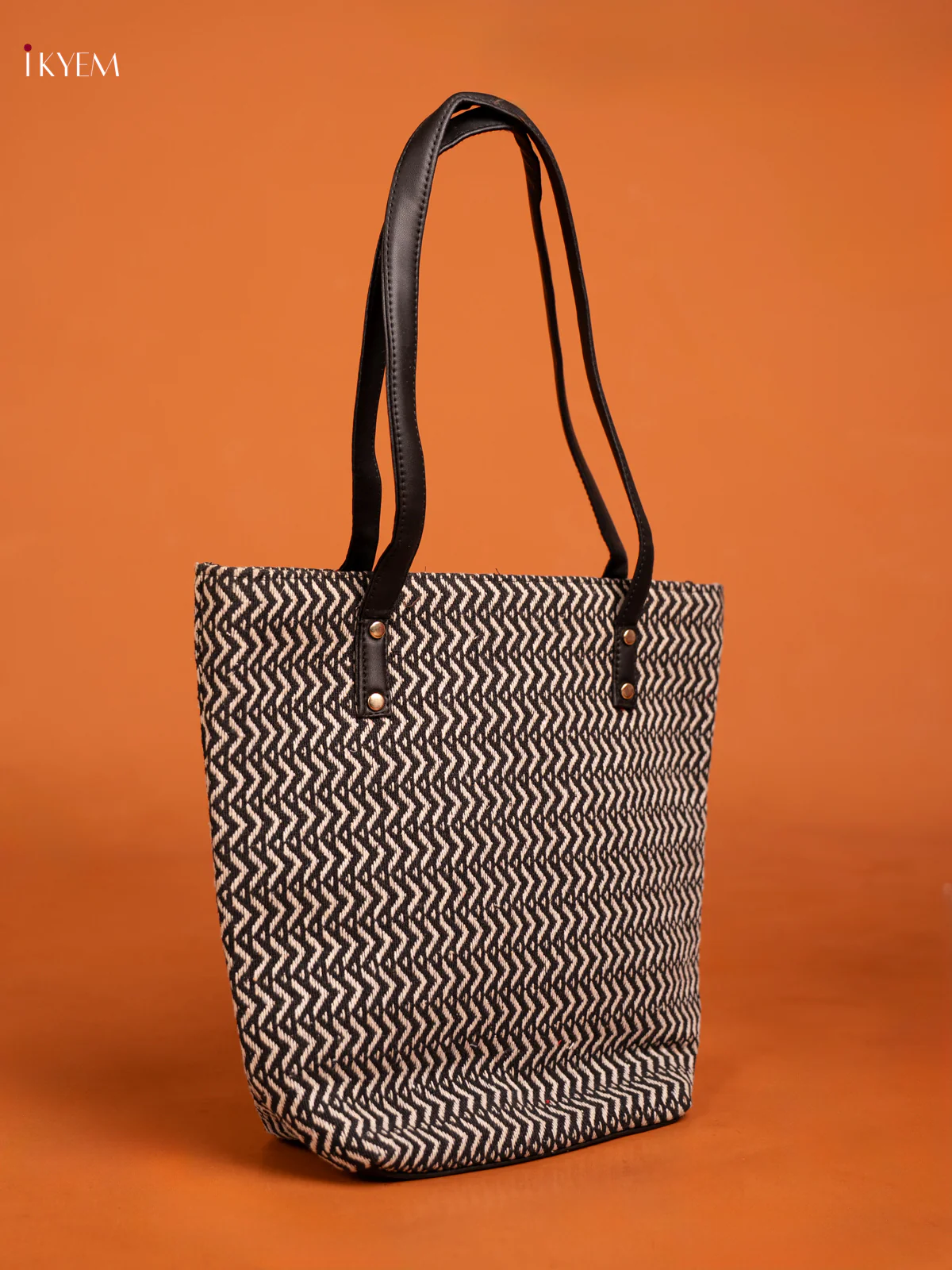 Ikkat Deesign Hand Bag And Pouch  Black - Image 2