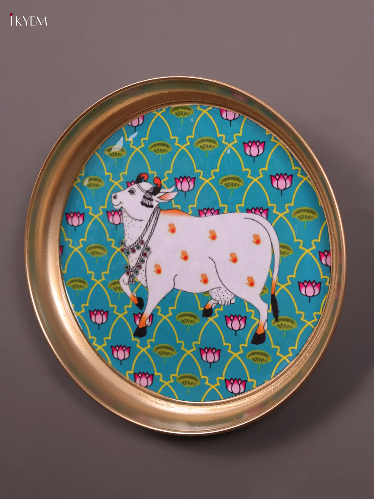 Cow - Printed Brass Coated Plate With Hook Green - 8 inch - Image 3