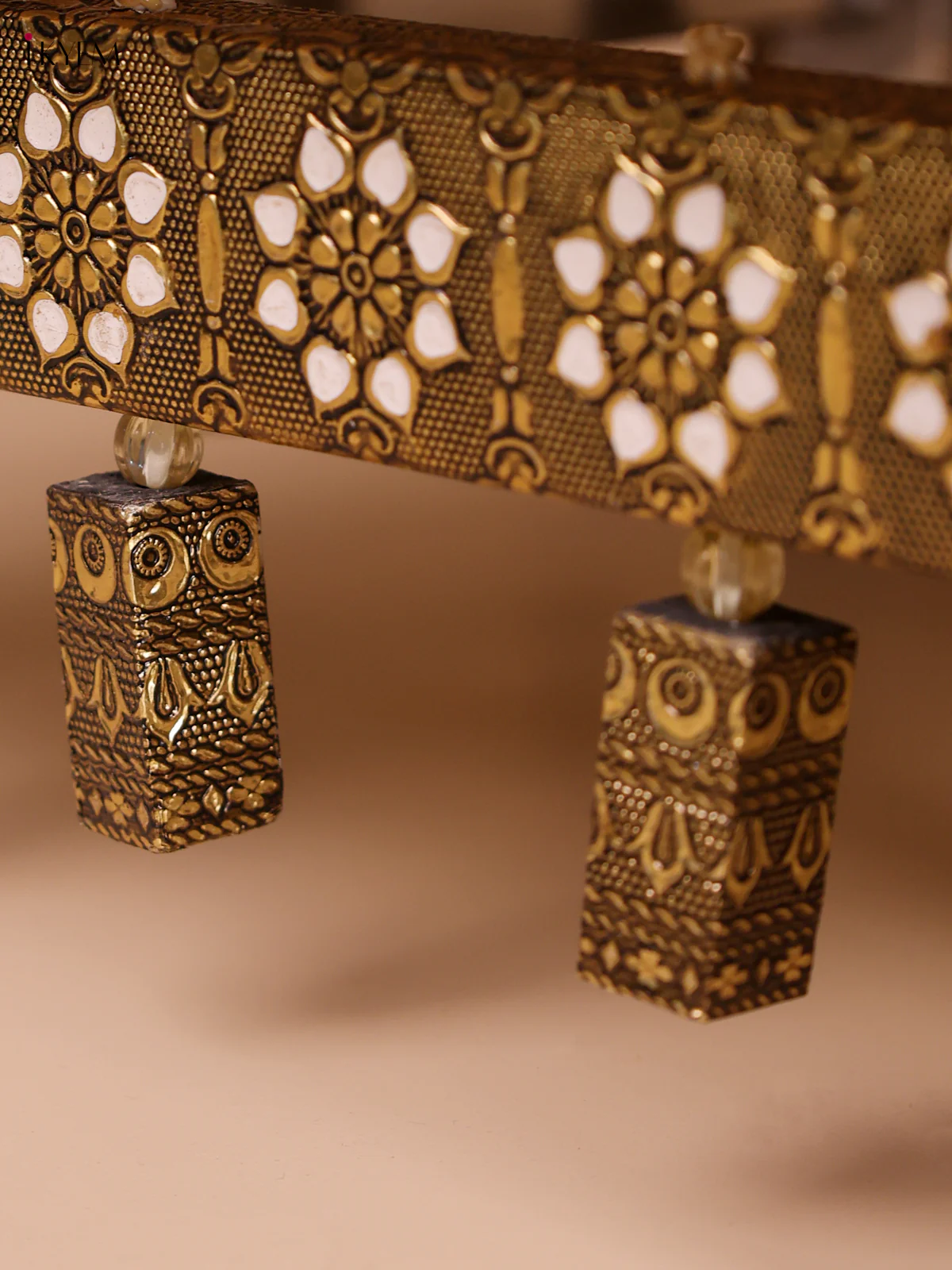 Hand Crafted Gold Oxidized with SS Leg Wooden Manai(16x16)-KEF03003 - Image 4