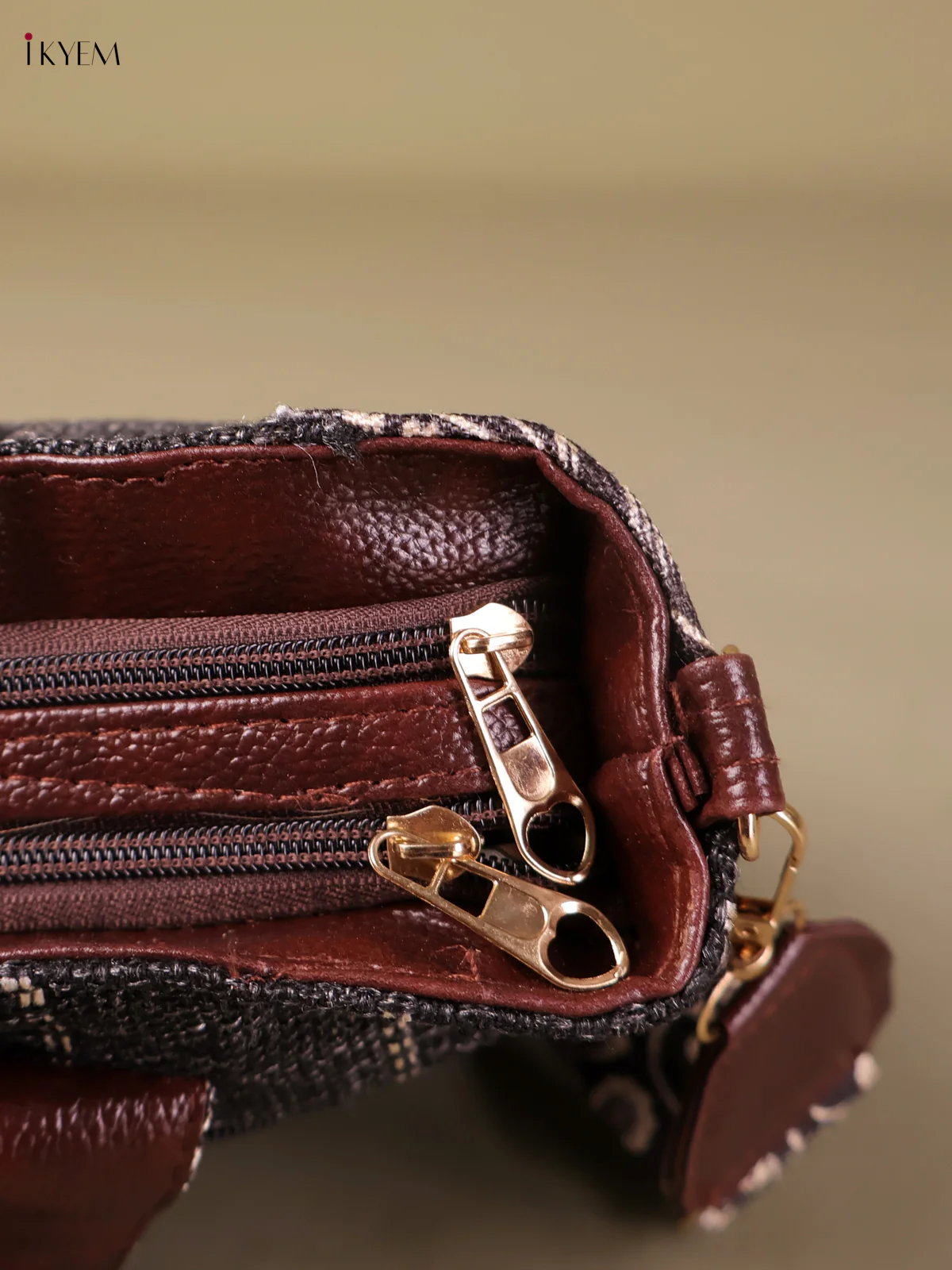 Printed Sling Bag- Black&Cream-KEG04161 - Image 3