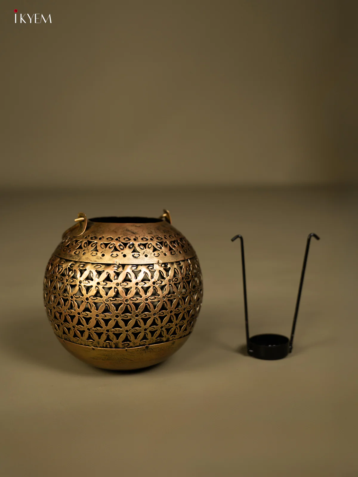 Iron Hanging T-light in Jhaali Pattern with stand - big - KG01139 - Image 4