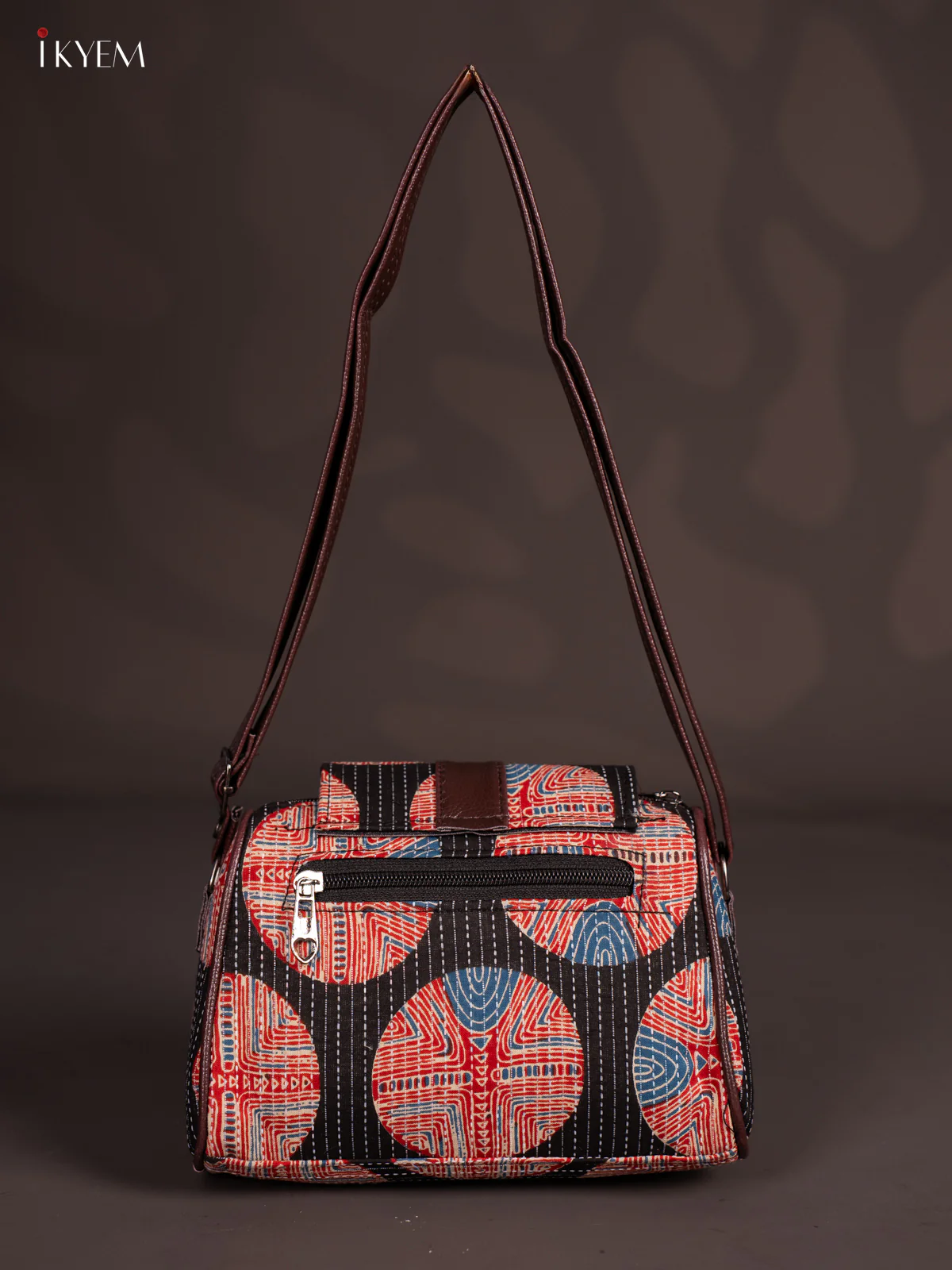 Printed Gusset & Flap Sling Bag - Black & Red - KN05147 - Image 3