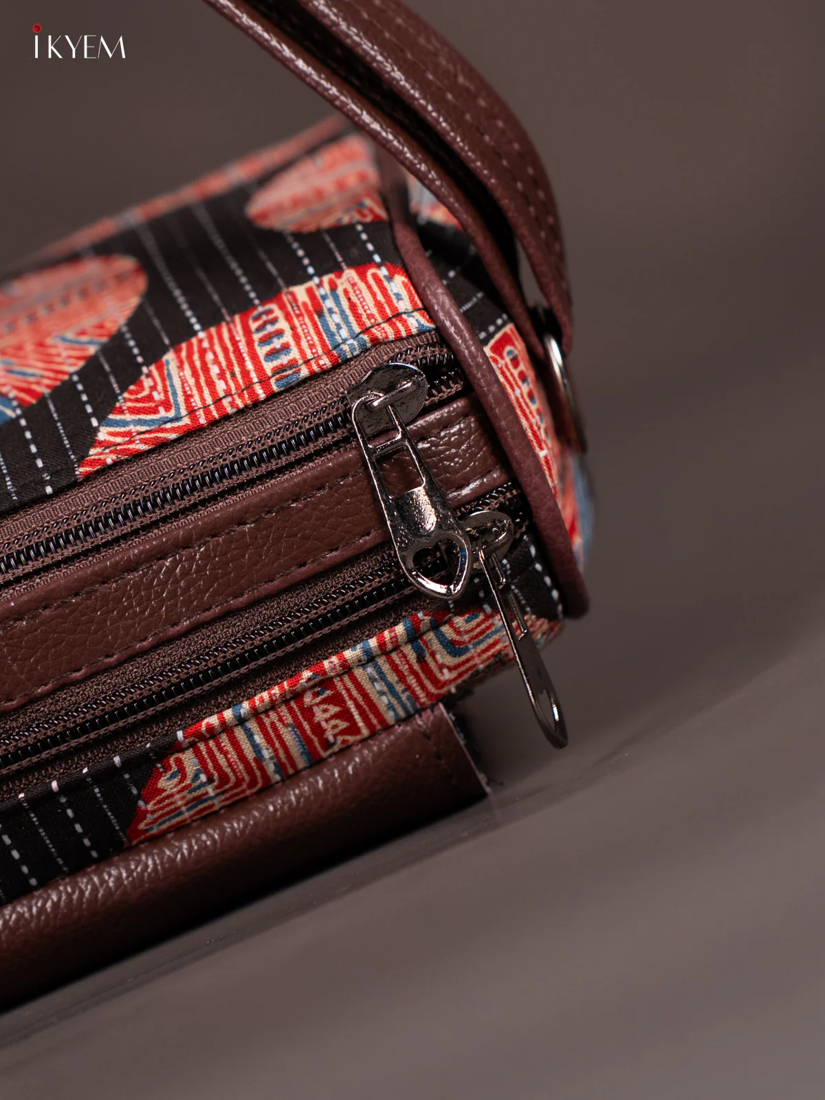 Printed Gusset & Flap Sling Bag - Black & Red - KN05147 - Image 4